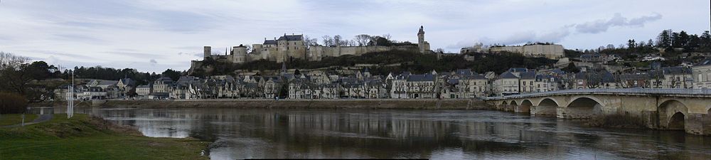 Chinon: Vedere a castelului și a orașului vechi peste râul Vienne.  