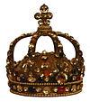 A coroa do Rei Luís XV da França. As coroas são um símbolo popular do ofício de um monarca