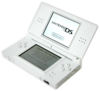 Une Nintendo DS Lite blanche.