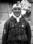 Kiyoshi Ogawa, kamikazepiloot, raakte het vliegdekschip USS Bunker Hill (zie foto rechts).