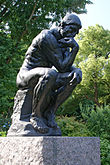 Auguste Rodin's "De Denker" bij de ingang van het National Museum of Western Art.  