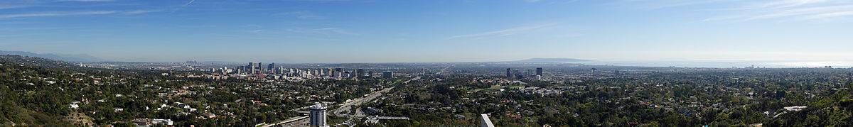Почти 180-градусова панорамна гледка към Лос Анджелис, гледаща на юг от "Гети" в изключително ясен ден. Магистрала 405 пресича гледката  