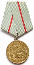 To medaljo je od 22. decembra 1942 za obrambo Stalingrada prejelo 759.560 sovjetskih pripadnikov.