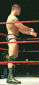 Рэнди Ортон, который столкнулся с Рэем Мистерио и Куртом Углом в матче "Тройная угроза".