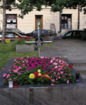Tumba individual de una víctima de los combates, dejada intencionadamente en su lugar en una calle de Varsovia