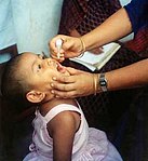 a criança é vacinada contra a poliomielite