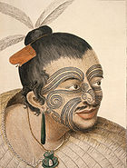 Et billede af en Māori-høvding med traditionelle tatoveringer.