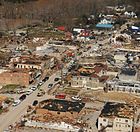Daños del tornado en West Liberty, Kentucky.  