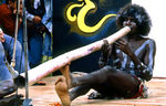 De Australiërs doen nu pogingen om de Aboriginals te helpen, die zij ooit, lang geleden, hebben gediscrimineerd.