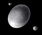 Haumea cu lunile sale, Hiʻiaka și Namaka (concepție a artistului)