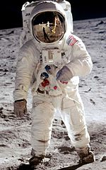 No século 20 a tecnologia avançou o suficiente para permitir que uma pessoa aterrisse na Lua.