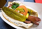 Ein Hot Dog nach Chicago-Art enthält verschiedene Gemüsebeläge