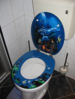 Eine Toilette mit einem farbenfrohen Toilettensitz.