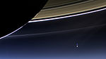 Aarde en Maan (rechtsonder) vanaf Saturnus (Cassini; juli 2013)  