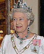 Rainha Elizabeth II dos reinos da Commonwealth, uma monarca constitucional