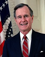 O Presidente George H. W. Bush teve opiniões divergentes devido ao seu sucesso na Guerra do Golfo Pérsico, mas também causou uma economia fraca