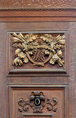 Една от многото дърворезби на шкафове за книги, които Гибънс изработва за библиотеката "Рен" в Кеймбридж.