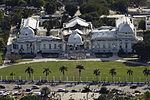 Het Nationaal Paleis, een van de vele gebouwen die zwaar beschadigd zijn tijdens de aardbeving in Haïti in 2010.  