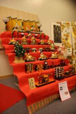 Set de păpuși cu șapte niveluri care celebrează Hinamatsuri, Ziua Fetelor, în Japonia, pe 3 martie.  