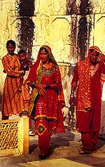 Ženy z Džajpuru, Indie, oblečené do salwar kamézu a dupaty