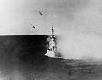 O USS Columbia é atacado por um kamikaze em 6 de janeiro de 1945.