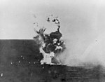 De kamikaze raakt Columbia, waarbij 13 zeelieden gedood worden en 44 gewond raken.