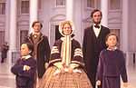 Une exposition consacrée à Abraham Lincoln et sa famille à la Lincoln Library. On aperçoit le stand en arrière-plan qui regarde le président