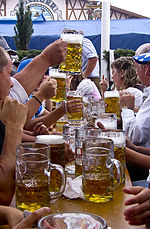 Bicchieri da birra all'Oktoberfest di Monaco, che si tiene tra la fine di settembre e l'inizio di ottobre