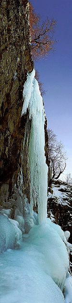 フォノライト岩の上の凍った滝
