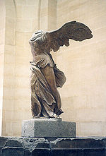 巴黎卢浮宫中的《萨摩斯的胜利》（Winged Victory of Samothrace）。