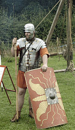 Um reencenador, mostrando um legionário romano, século II d.C.