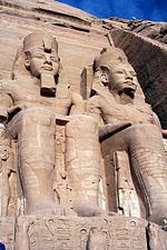 Representaciones colosales de Ramsés II en un templo dedicado a él en Abu Simbel.