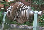 Insidan av en turbin visar lamellerna som drivs av ångstrålar.  