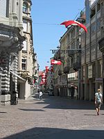 Bandeiras comemorando o dia nacional da Suíça em 1º de agosto.