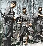 Törni (keskellä) suomalaisena luutnanttina  