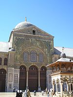 Toegang tot de gebedshal van de Grote Moskee van Damascus, gebouwd door kalief Al-Walid I.