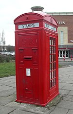 Poštovní schránka v telefonní budce ve Warringtonu, Cheshire, Anglie.  