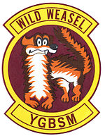 Het Wild Weasel logo. Let op de "YGBSM" betekent "Je neemt me in de maling".  