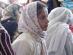 Een Afghaans meisje draagt een sjaal in islamitische stijl tijdens de viering van Internationale Vrouwendag in Pajshir in 2008.  