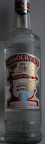 Een fles Absolwent, een Pools merk van zuivere wodka.  