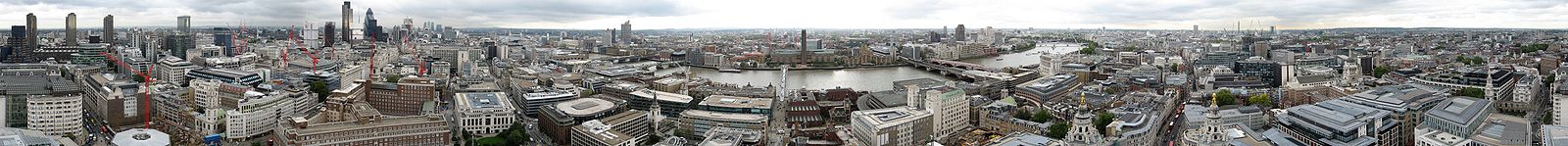 Een panorama van het moderne Londen, genomen vanaf de Gouden Galerij van de Saint Paul's Cathedral  