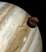 Počítačová simulácia Amalthey a Jupitera. Kamera je vzdialená 1 000 km od Amalthey a zorné pole je 26°.