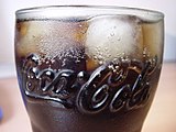 Um copo de Coca-Cola Clássica.
