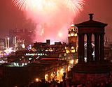 Elf uur na Sydney verwelkomt Edinburgh in Schotland het nieuwe jaar met het beroemde Hogmanay vuurwerk.  