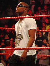 Le boxeur professionnel Floyd Mayweather, Jr. a affronté The Big Show dans un match sans disqualification.