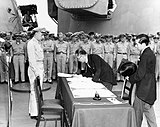 Il ministro degli esteri giapponese Mamoru Shigemitsu firma la resa sulla USS Missouri il 2 settembre 1945