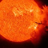 Média lejátszása Az SDO által 2011. június 7-én extrém ultraibolya tartományban rögzített napkitörés és annak kiemelkedése.