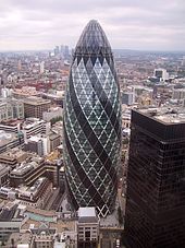 Изглед към 30 St Mary Axe. Сградата служи като лондонска централа на Swiss Re и е неофициално известна като "The Gherkin".  