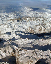 空から見た、大陸の表層にある世界最長の山脈「アンデス山脈」。
