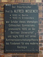 Emléktábla Wegener egykori iskoláján a Wallstrassén